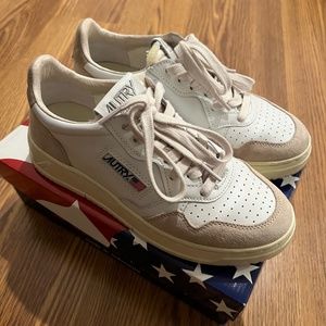 Autry medalist low top mixed leather sneakers